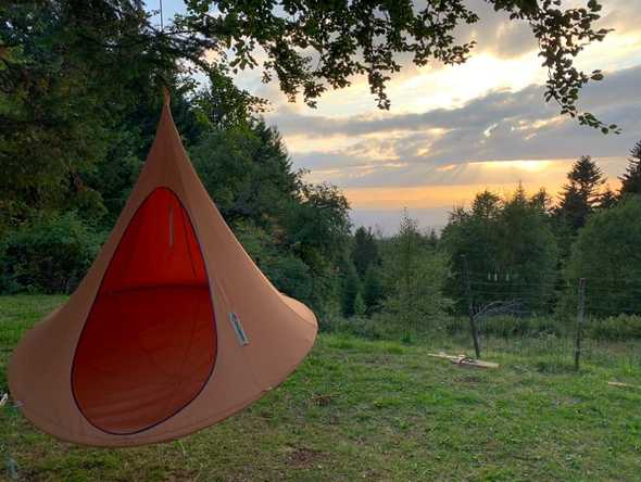 Buron Brugeronnais : TIPI en suspension avec vue sur la chaîne des puys